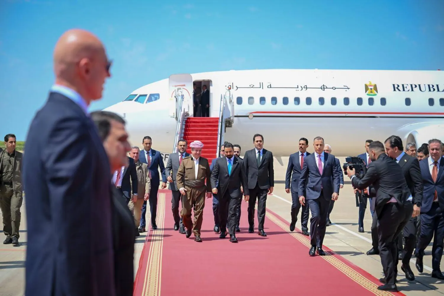 رئيس الوزراء العراقي المكلف علي الزيدي لحظة وصوله إلى أربيل يوم 2 مايو 2026 وفي استقباله رئيس حكومة إقليم كردستان مسرور بارزاني (حكومة الإقليم)