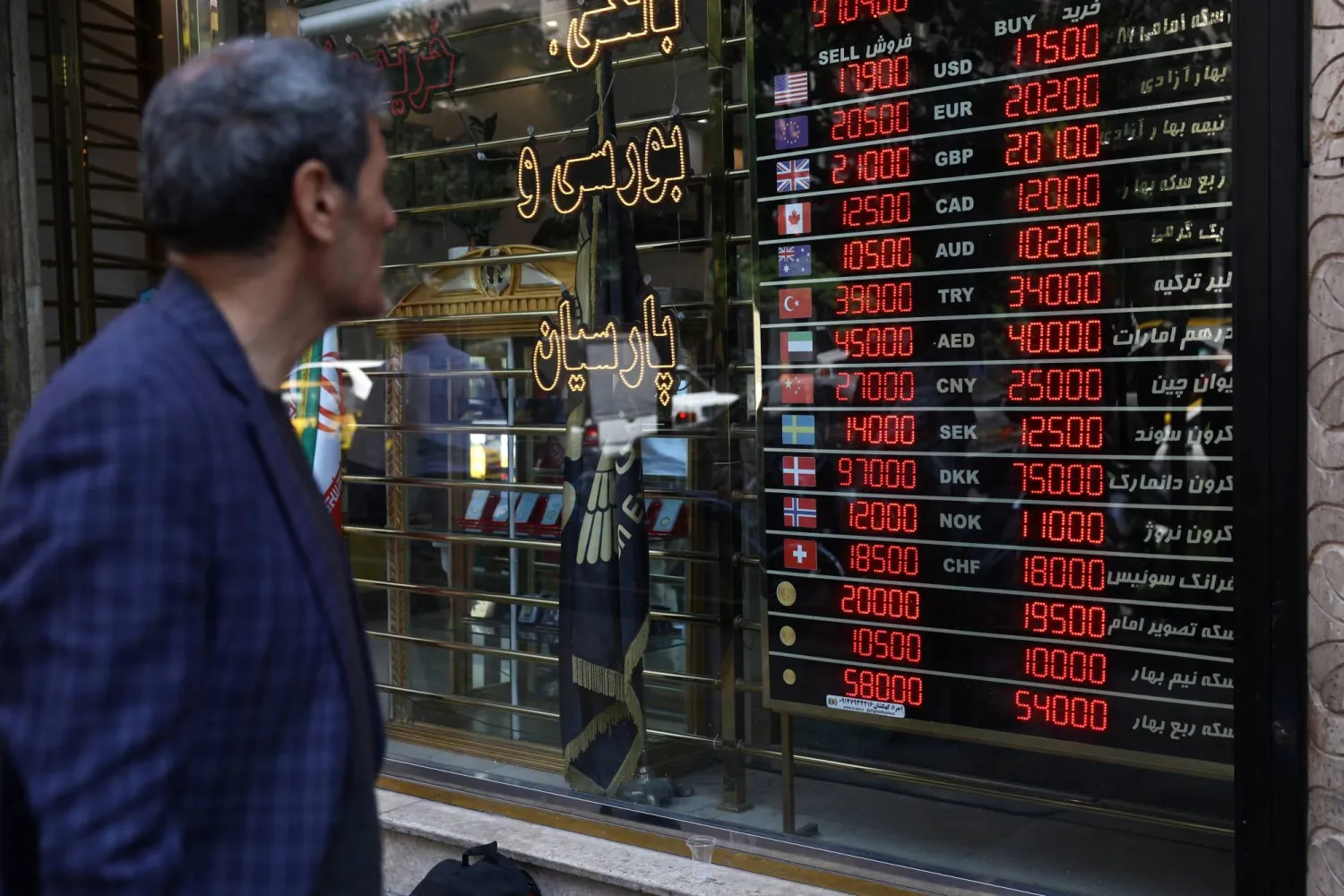 إيران بين عودة النار واستمرار الحصار