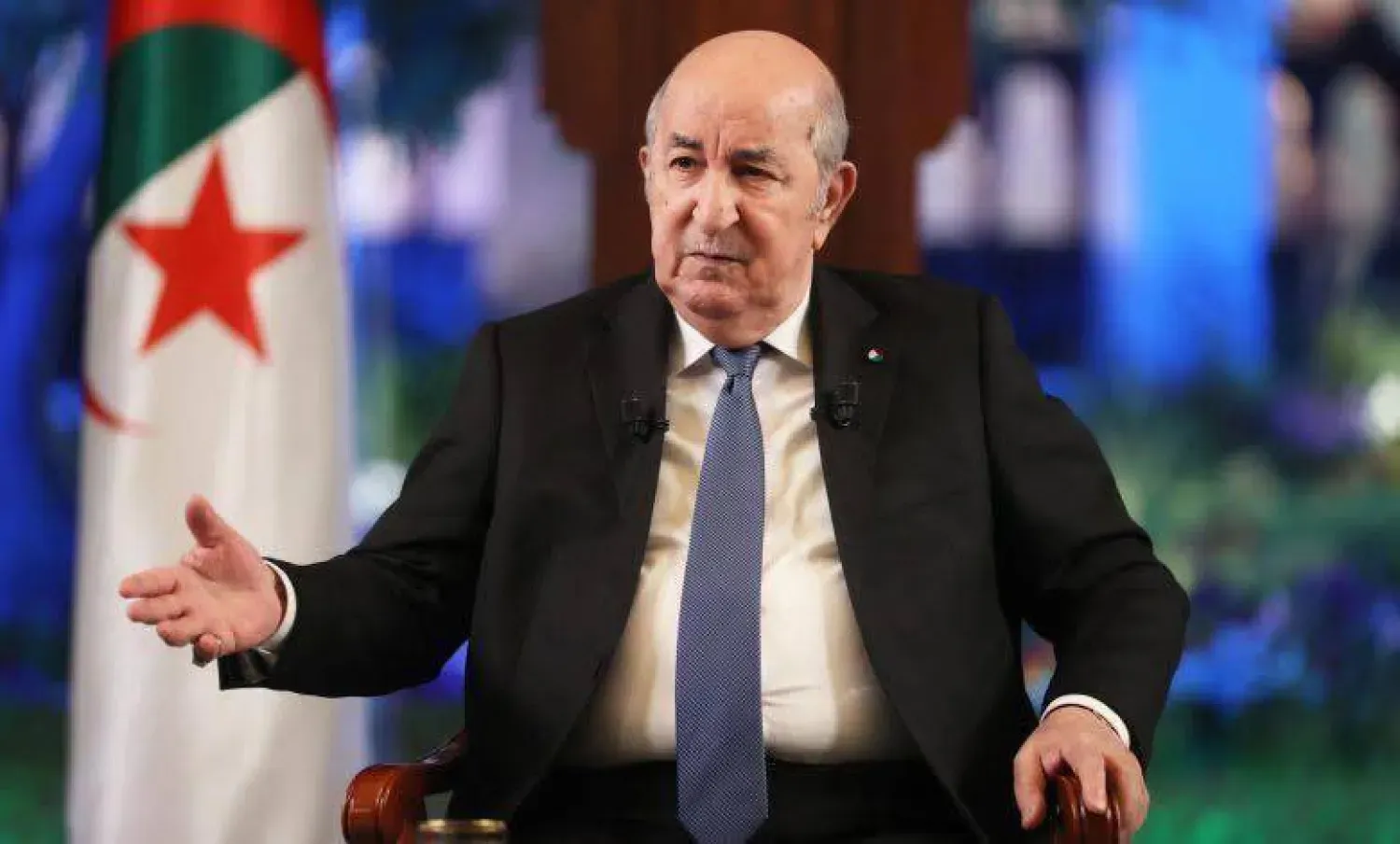 "Cezayir Cumhurbaşkanı Abdülmecid Tebbun, cumartesi akşamı gerçekleşen medya buluşmasında (Cezayir Televizyonu)