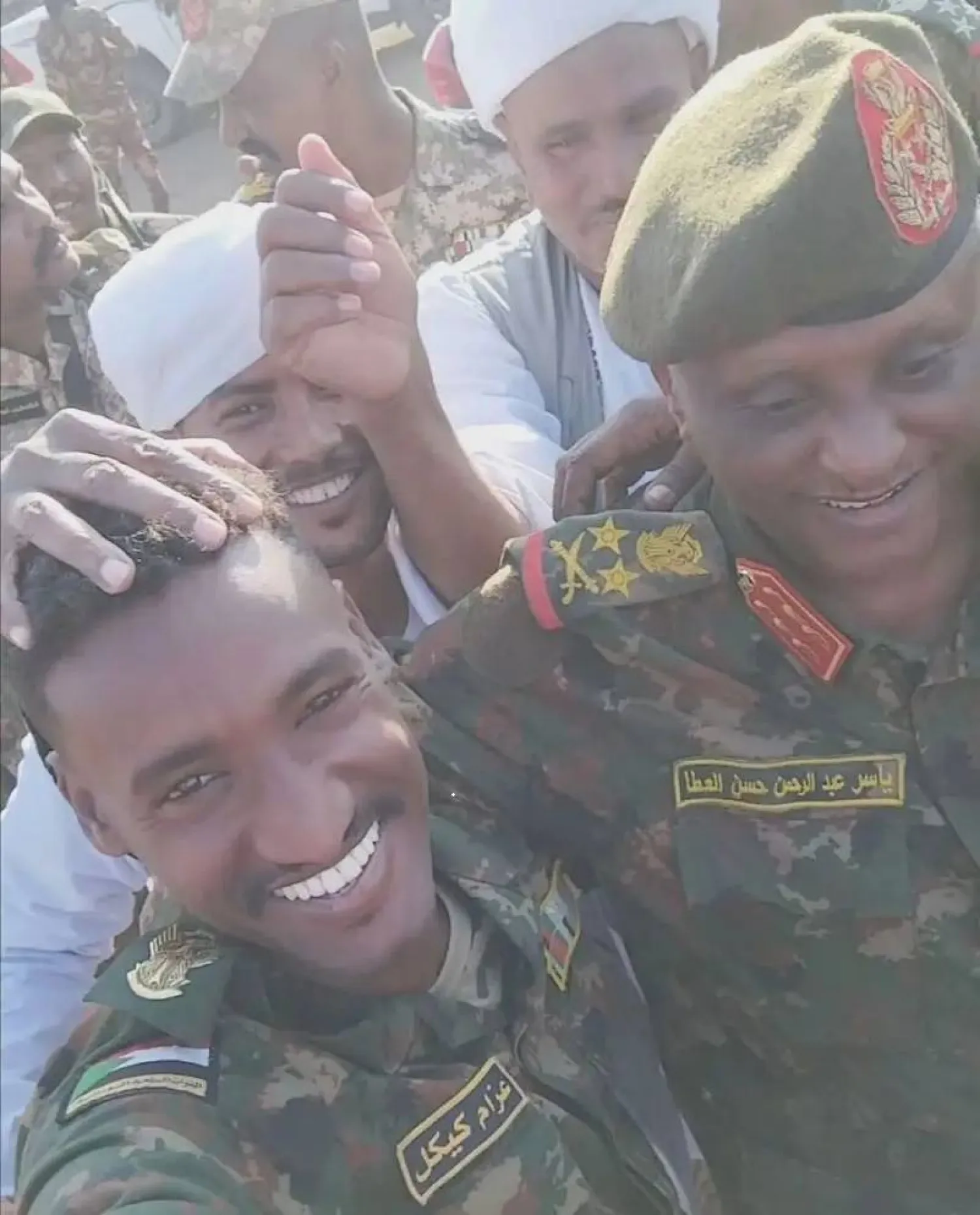 صورة متداولة للرائد عزام مع رئيس أركان الجيش السوداني الفريق ياسر العطا في مناسبة سابقة