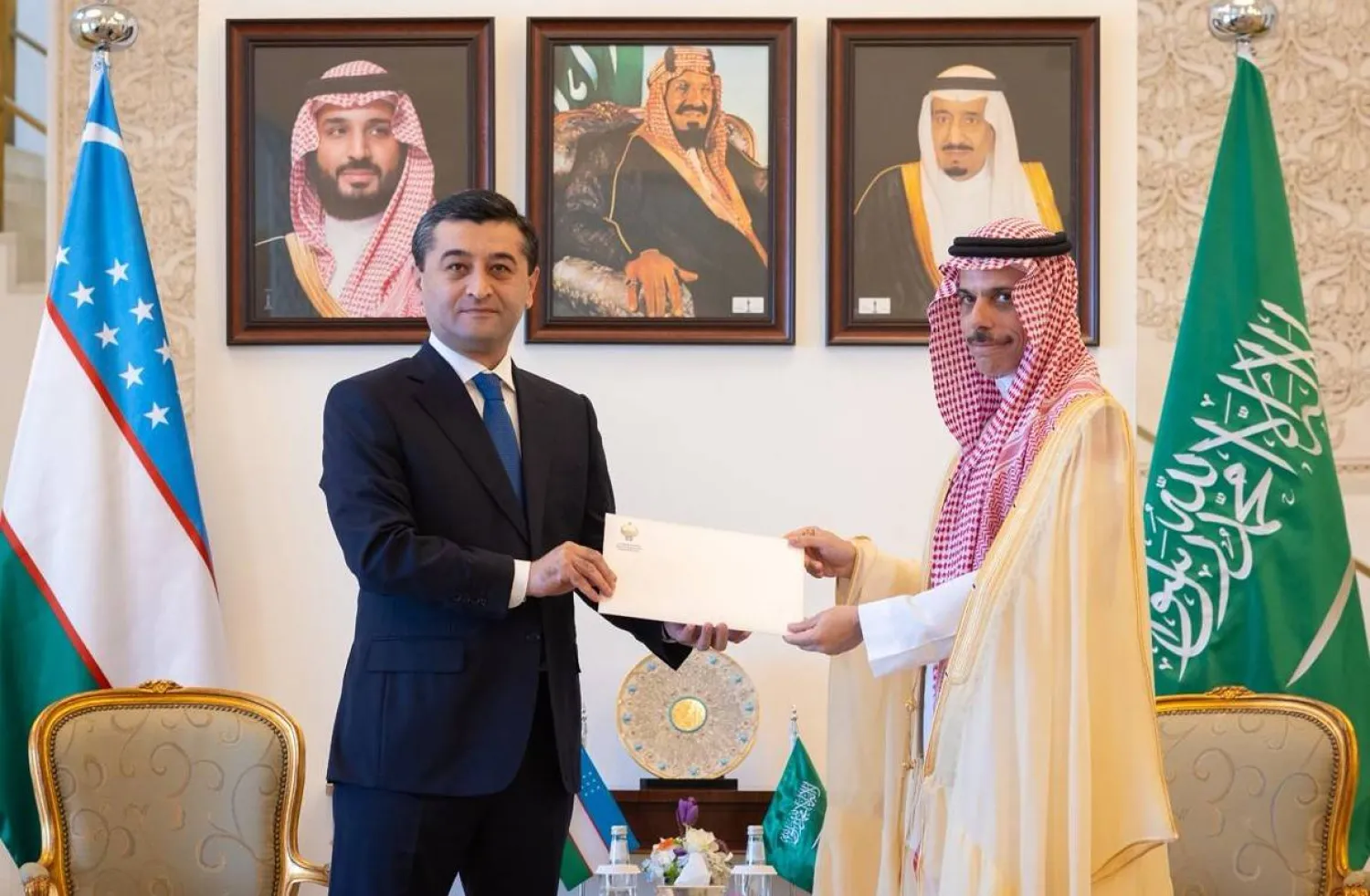 الأمير فيصل بن فرحان وزير الخارجية السعودي خلال تسلُّمه الرسالة من نظيره الأوزبكي بختيار سعيدوف (واس)