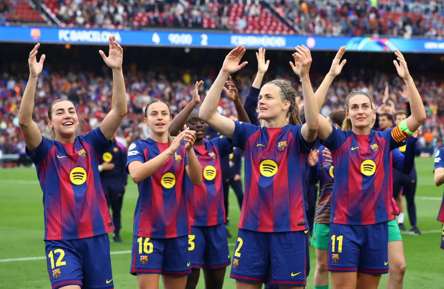 سيدات برشلونة يحيين جماهيرهن بعد الإطاحة ببايرن ميونيخ (رويترز)