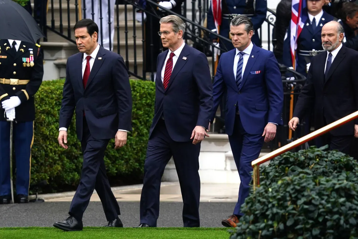 ABD Hazine Bakanı Scott Bessent, Dışişleri Bakanı Marco Rubio ve Savunma Bakanı Pete Hegseth ile Beyaz Saray'da (EPA)