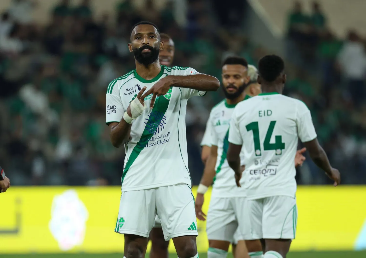 فراس البريكان يحتفل بهدفه في الأخدود (تصوير: محمد المانع)