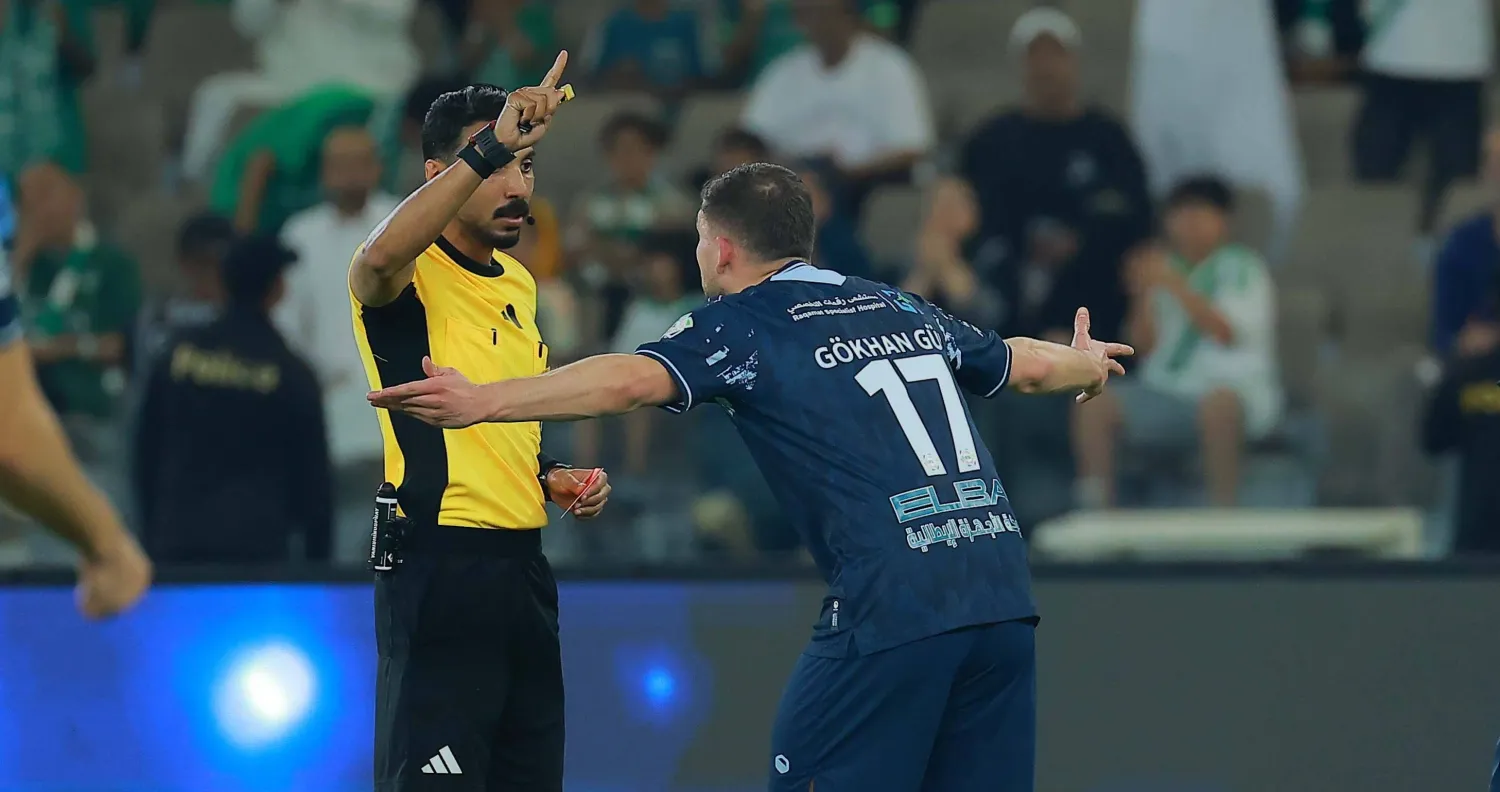  جوكهان غول، لاعب فريق الأخدود في حديث مع حكم اللقاء (تصوير: محمد المانع) 