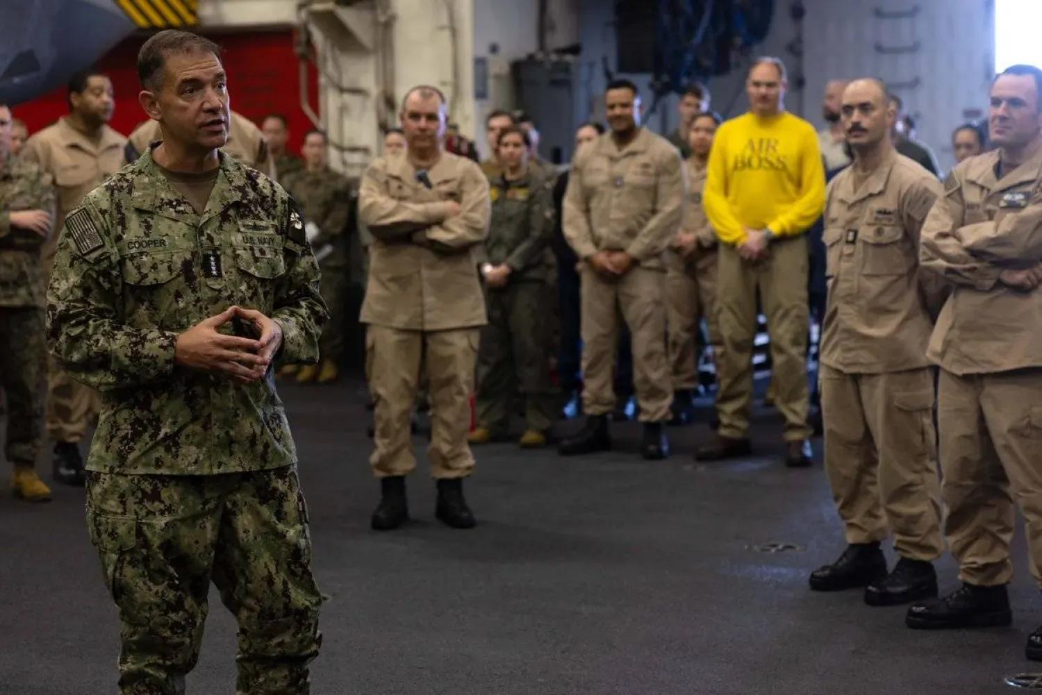 CENTCOM komutanı Brad Cooper'ın Arap Denizi'ndeki amfibi hücum gemisi Tripoli'yi ziyaret etti