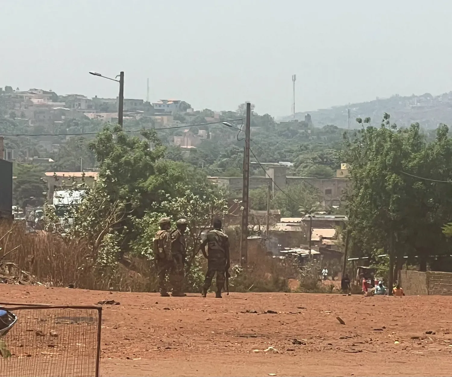 Mali askerleri, başkent Bamako dışındaki ana Kati askeri üssüne yapılan saldırının ardından 26 Nisan'da devriye gezerken (Reuters)