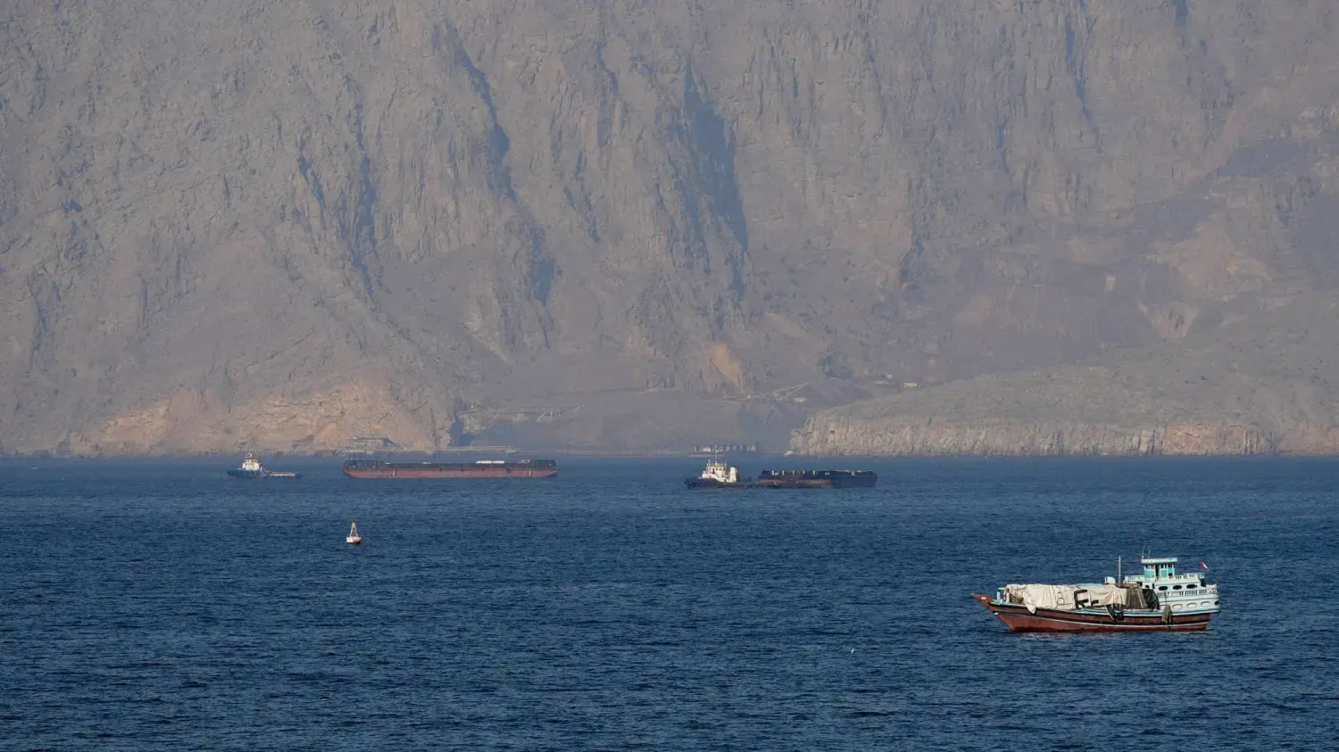 Umman açıklarında, Hürmüz Boğazı'nda gemiler ve petrol tankerleri, (Arşiv-Reuters)
