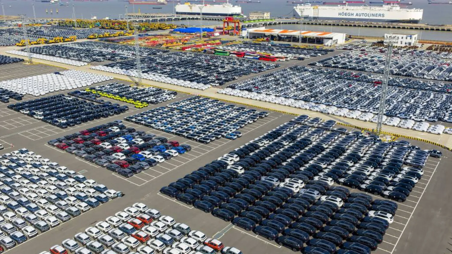 يعتزم ترمب رفع الرسوم الجمركية على السيارات من الاتحاد الأوروبي إلى 25 % من 15 % بدءاً من الأسبوع المقبل (إكس)