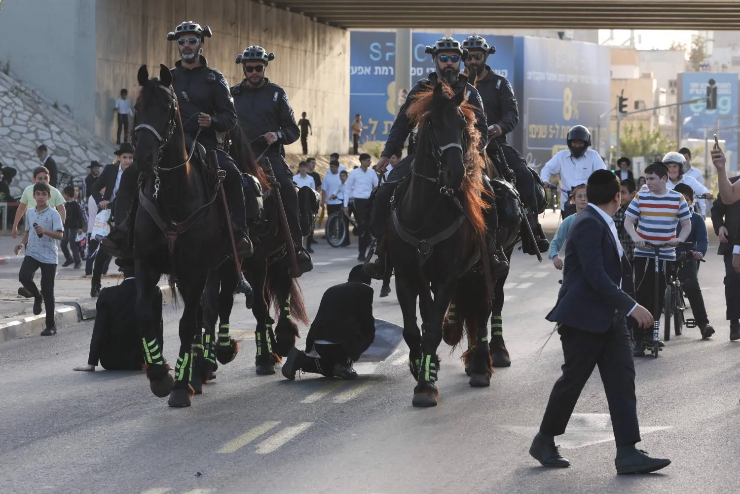 عناصر من الشرطة الإسرائيلية تركب الخيول خلال تفريق تجمع لليهود المتشددين في مدينة بني براك (أ.ف.ب)
