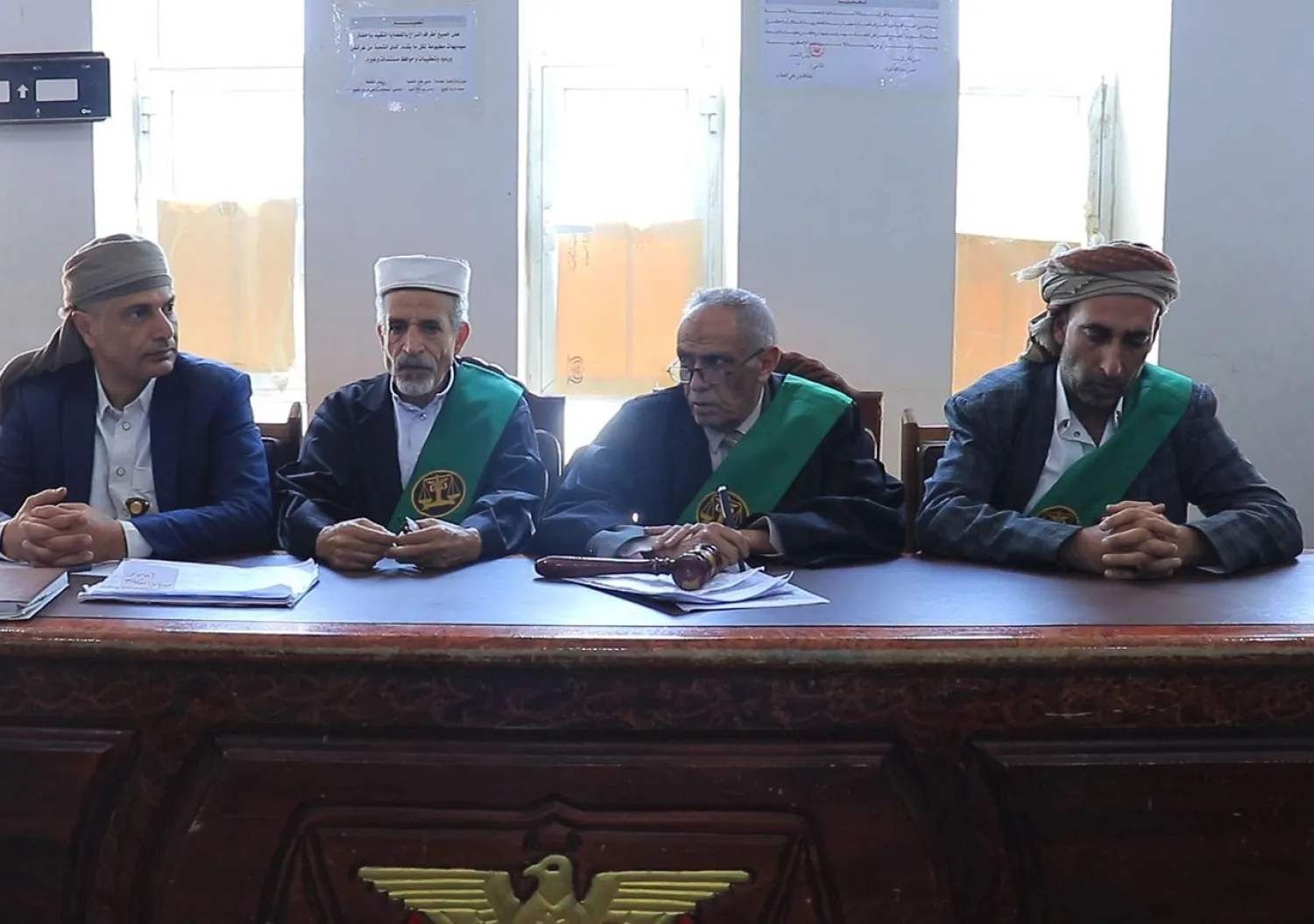 قضاة حوثيون خلال جلسة لمحاكمة أشخاص تتهمهم الجماعة بالتخابر مع أميركا (إعلام حوثي)