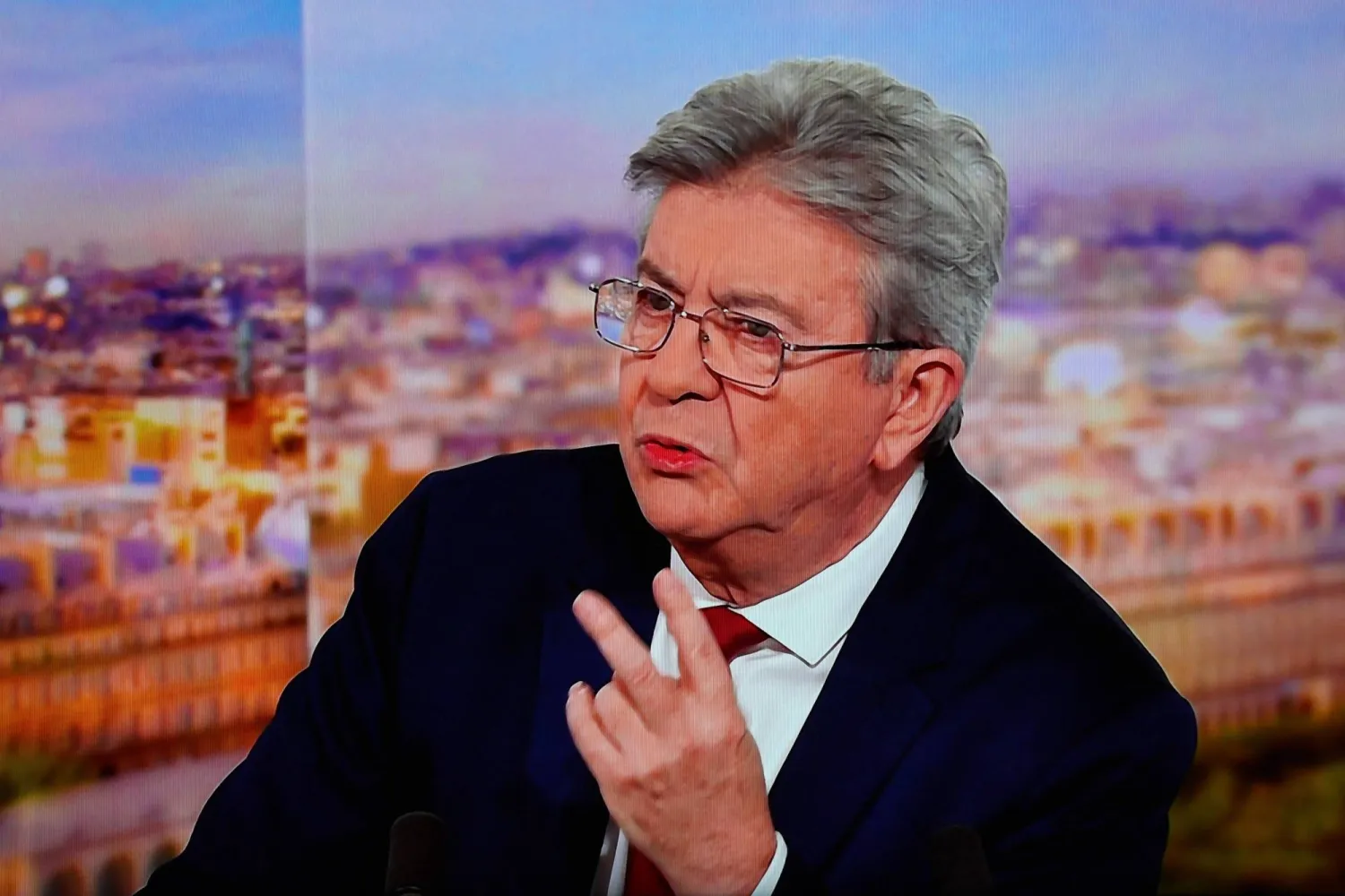 جان لوك ميلونشون زعيم حزب «فرنسا الأبية» خلال حوار تلفزيوني مع القناة الأولى الفرنسية ليل الأحد - الاثنين (أ.ف.ب)