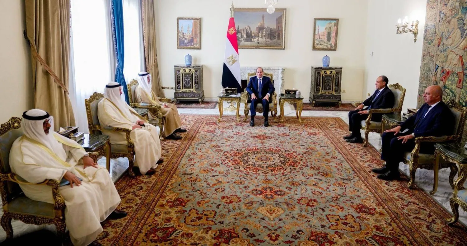 الرئيس المصري عبد الفتاح السيسي يستقبل الشيخ جراح جابر الأحمد الصباح وزير خارجية الكويت الشهر الماضي (الرئاسة المصرية)
