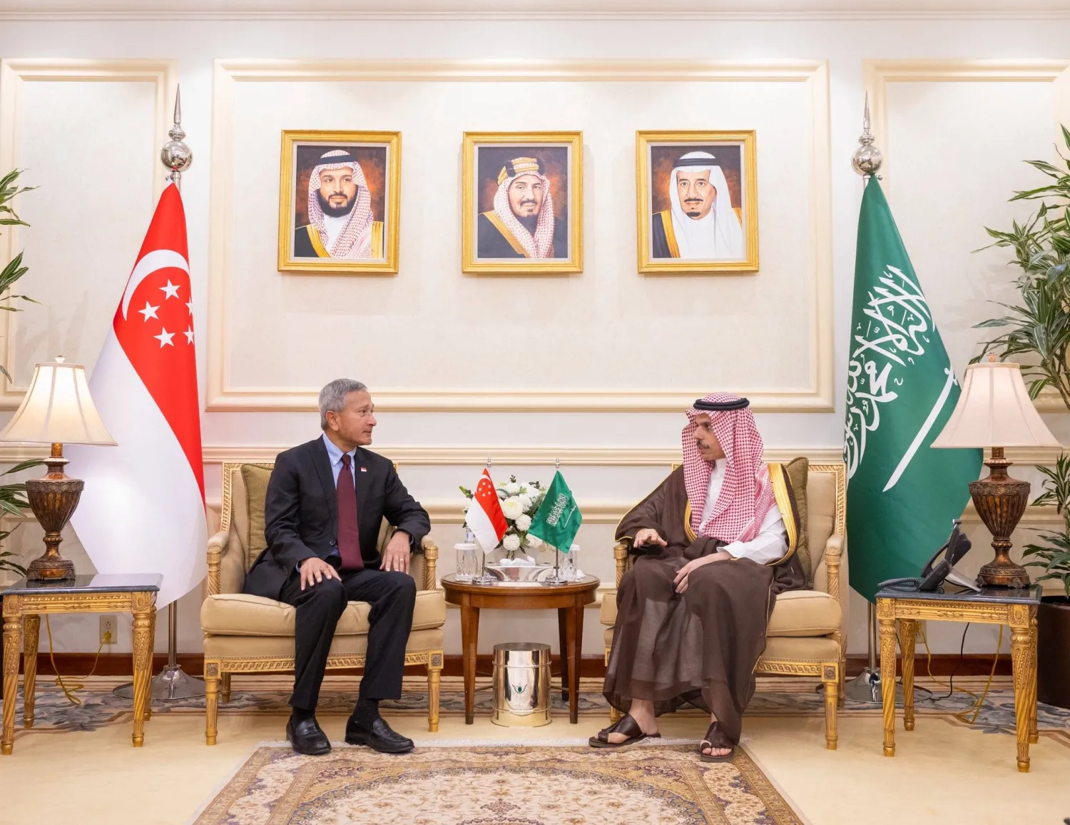 الأمير فيصل بن فرحان خلال استقباله الدكتور فيفان بالاكريشنان في جدة (الخارجية السعودية)