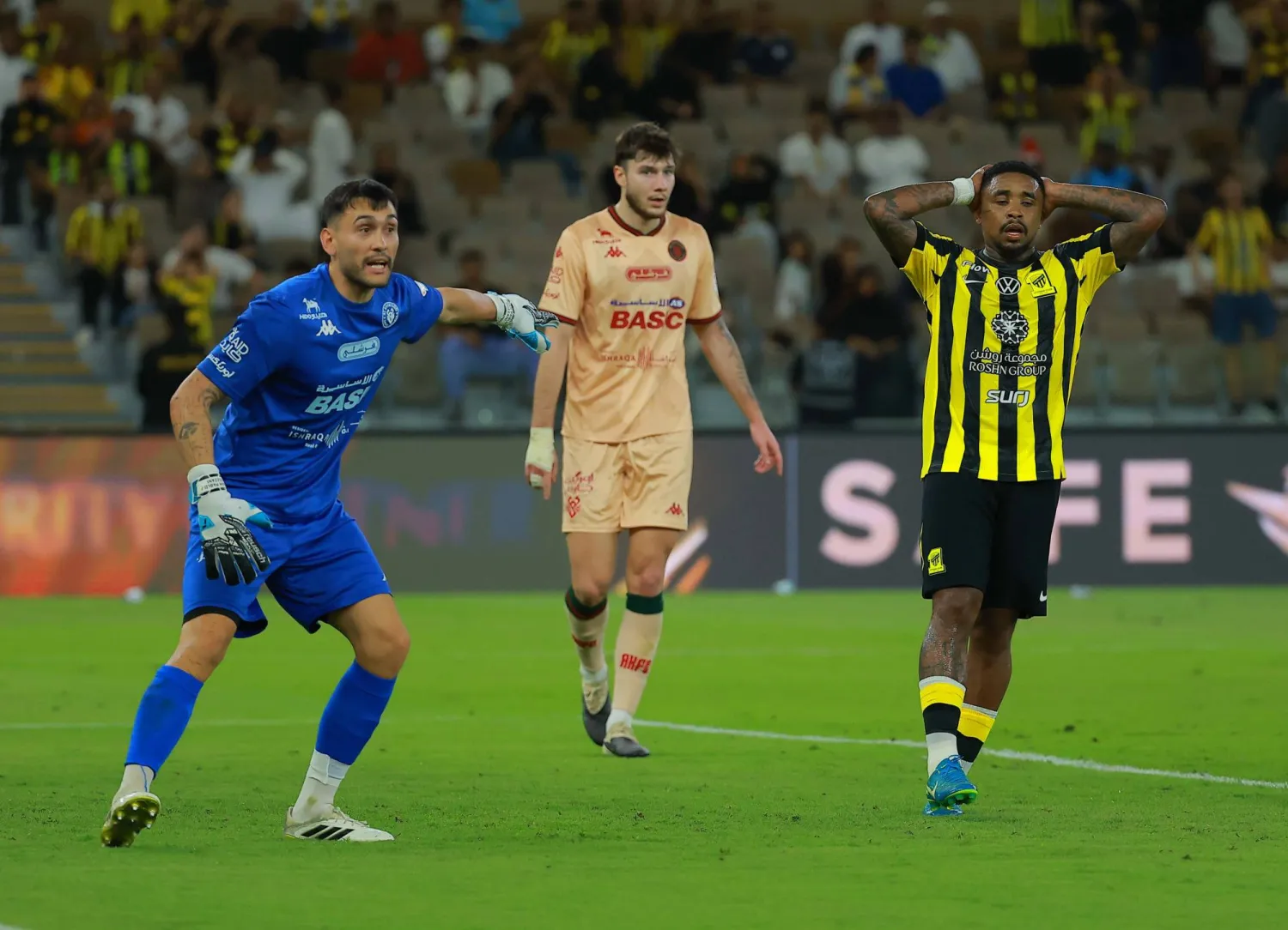 بات الاتحاد مهدداً بفقدان المركز المؤهل لدوري أبطال آسيا للنخبة (تصوير: محمد المانع) 