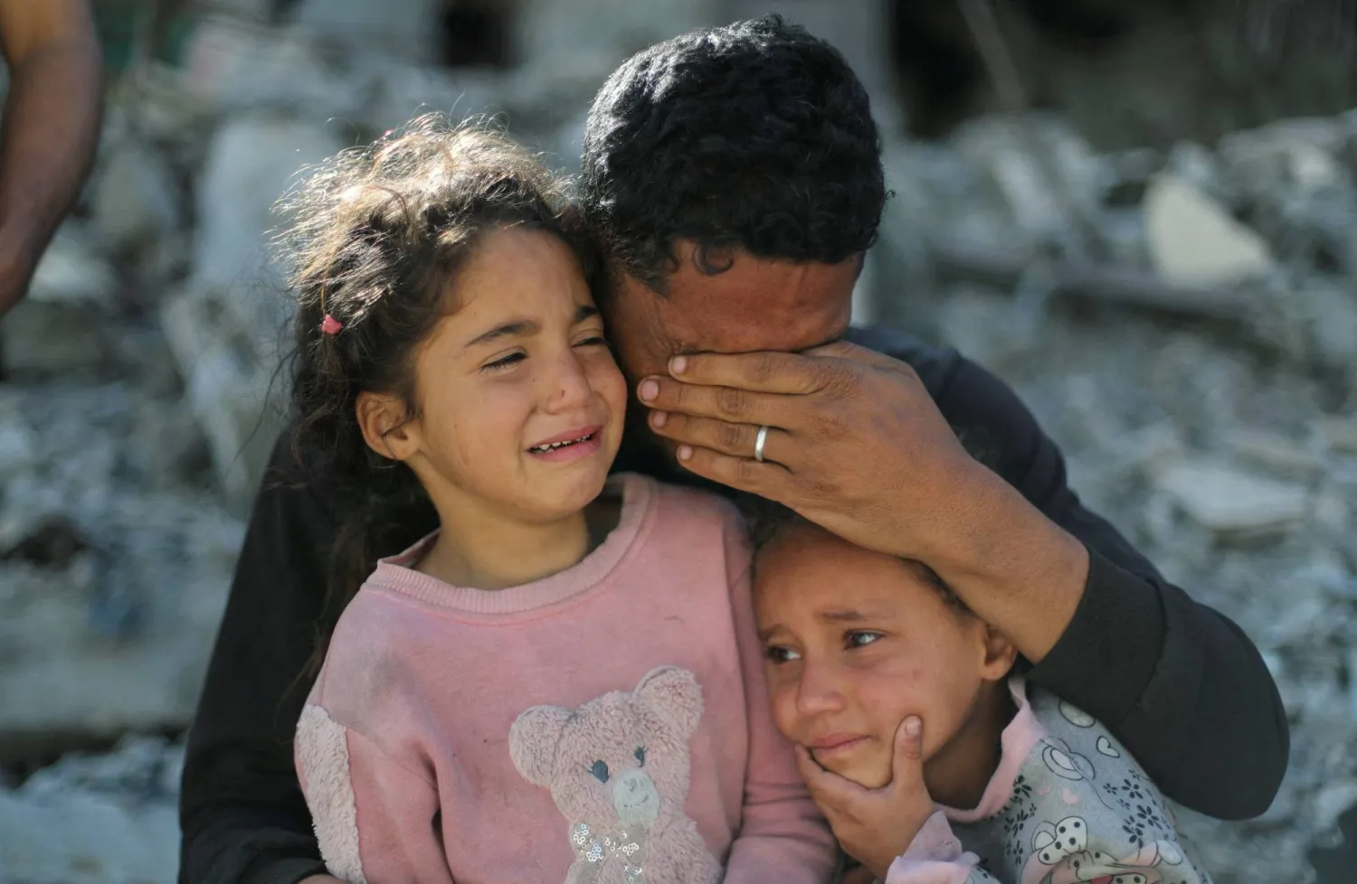 فلسطينيون في مدينة غزة يوم الاثنين خلال جنازة مواطنهم موسى الأبيض الذي قتل بنيران إسرائيلية يوم الأحد (رويترز)