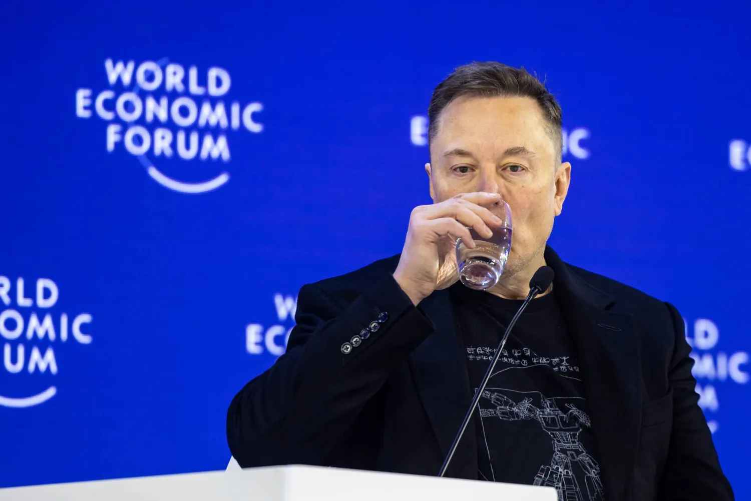 إيلون ماسك خلال جلسة حوار في المنتدى الاقتصادي العالمي بدافوس يناير 2026 (د.ب.أ)
