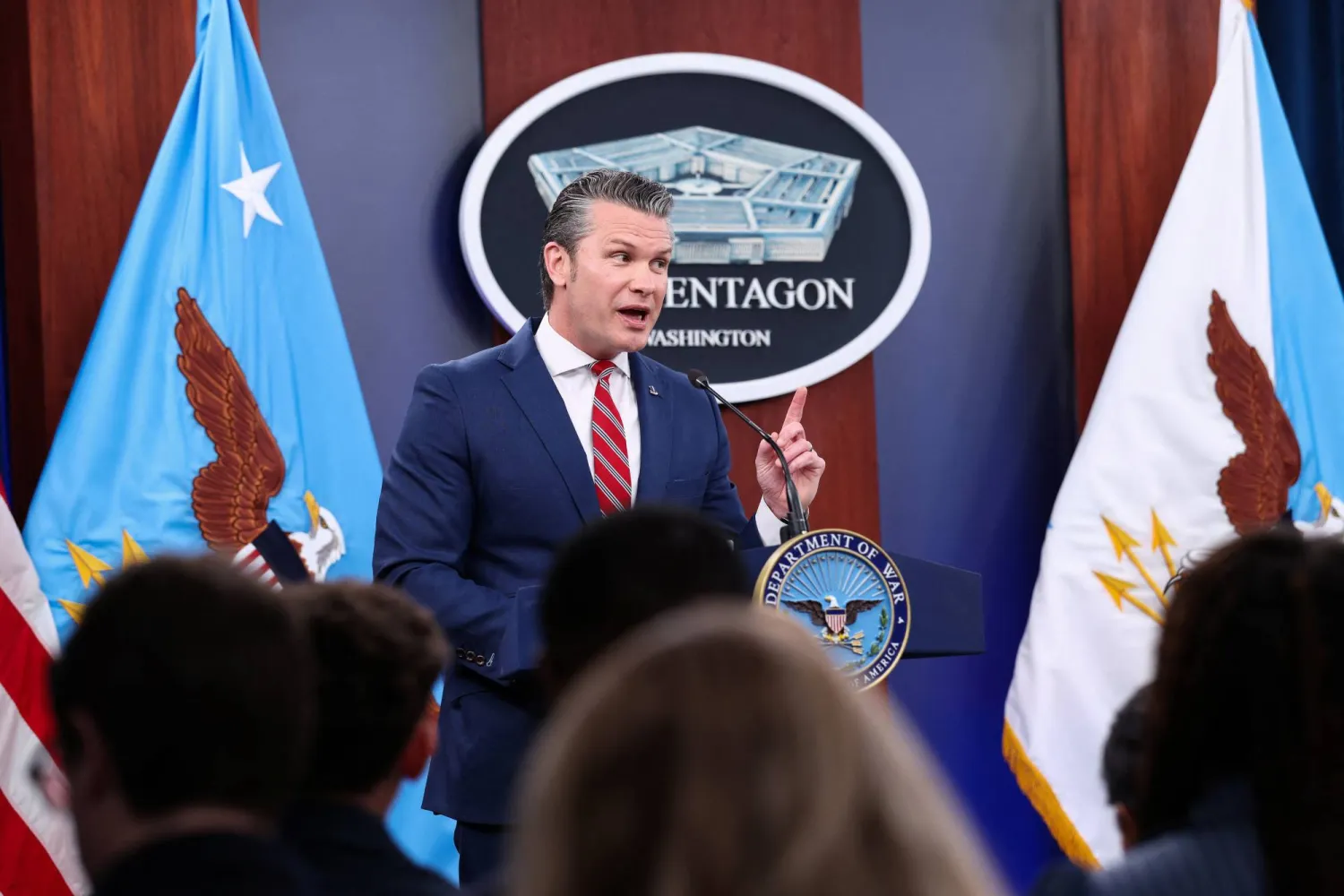 وزير الحرب الأميركي بيت هيغسيث يتحدث خلال مؤتمر صحافي مع رئيس هيئة الأركان المشتركة دان كين في البنتاغون اليوم (رويترز)