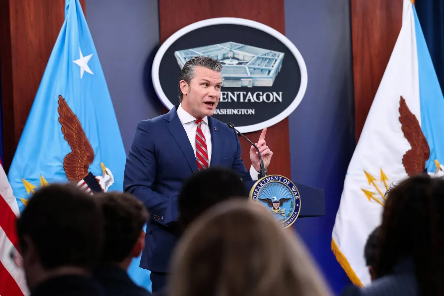 ABD Savunma Bakanı Pete Hegseth, bugün Pentagon'da Genelkurmay Başkanı Dan Keane ile düzenlediği basın toplantısında konuşuyor (Reuters)