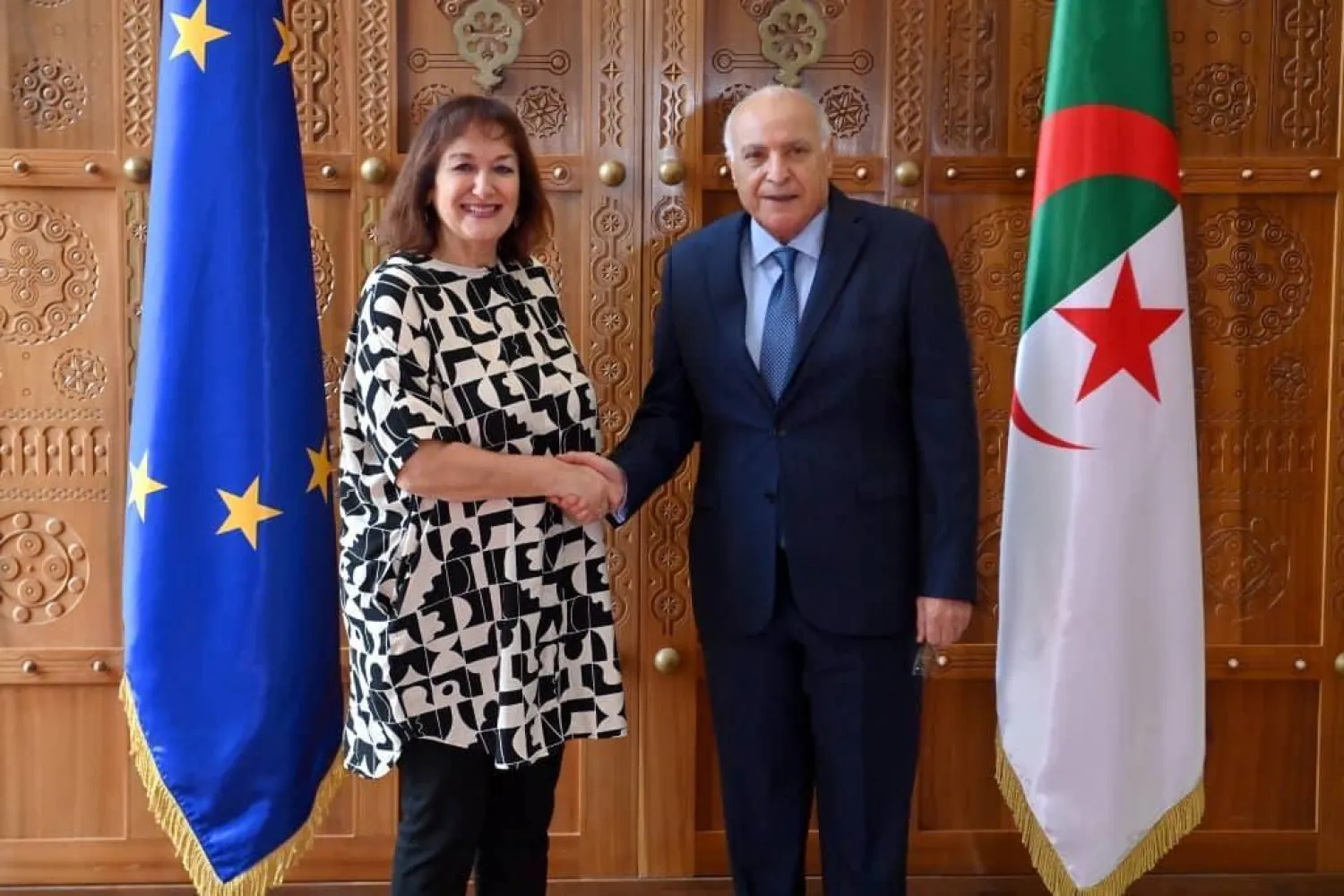 وزير خارجية الجزائر مع المفوضة الأوروبية لشؤون المتوسط دوبرافكا شويسا (وزارة الخارجية الجزائرية)