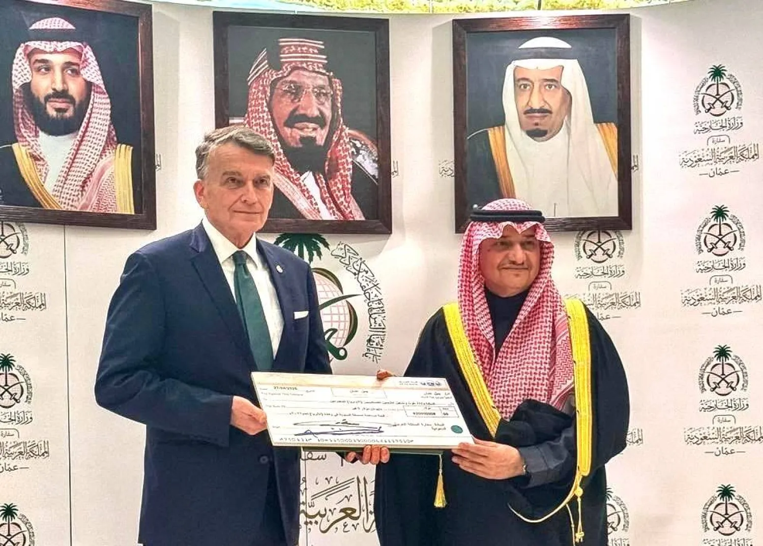 الأمير منصور بن خالد بن فرحان يسلم كريستيان ساوندرز مساهمة السعودية السنوية لدعم ميزانية وبرامج «الأونروا» (سفارة السعودية لدى الأردن)