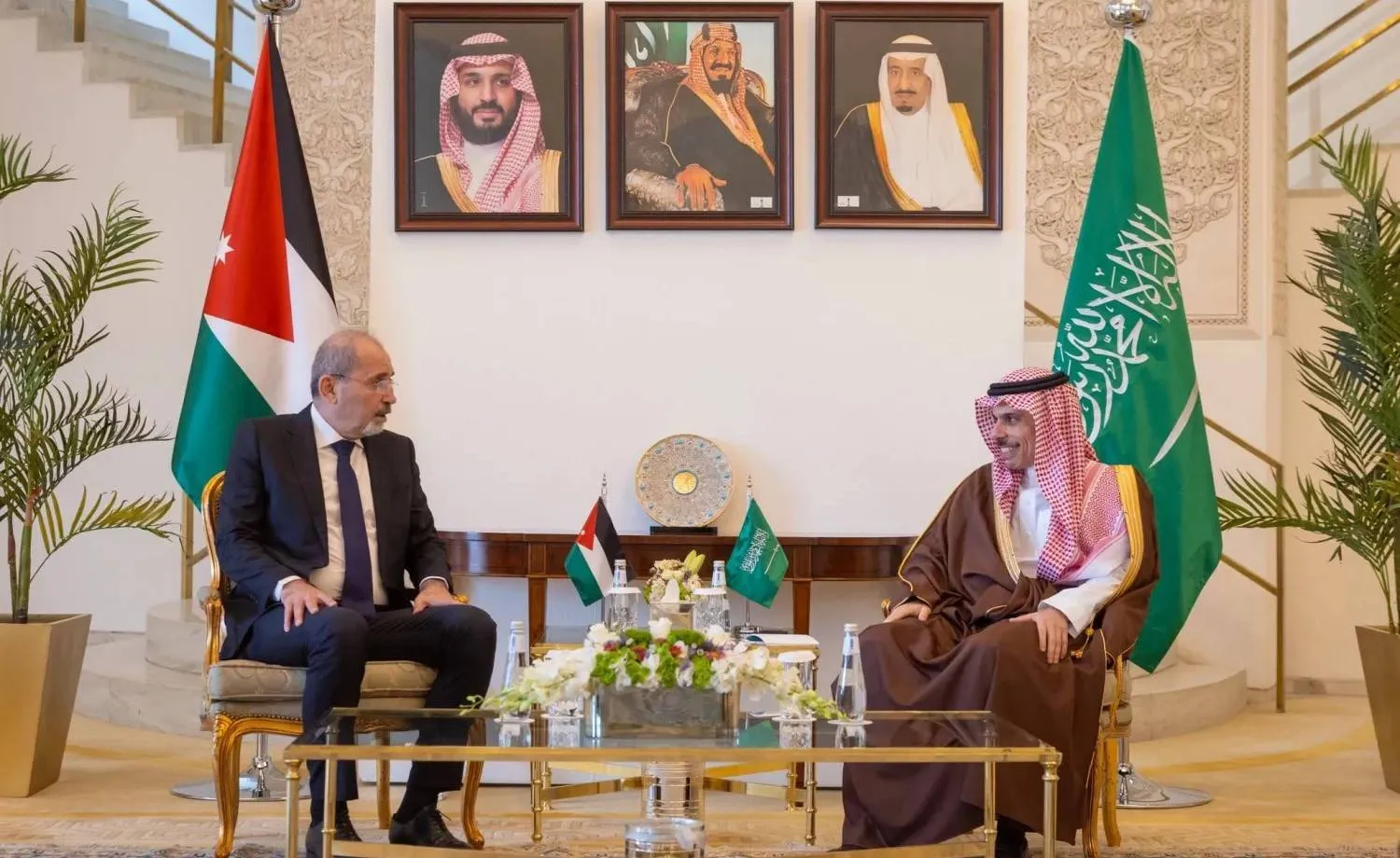الأمير فيصل بن فرحان وأيمن الصفدي خلال لقاء ثنائي جمعهما في الرياض أبريل الماضي (واس)