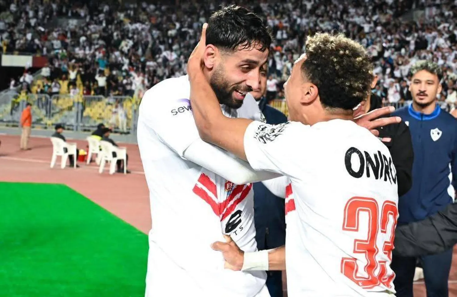 الفلسطيني عدي الدبّاغ «يسار» يتلقى تهنئة صانع الهدف البرازيلي خوان بيزيرا (نادي الزمالك)