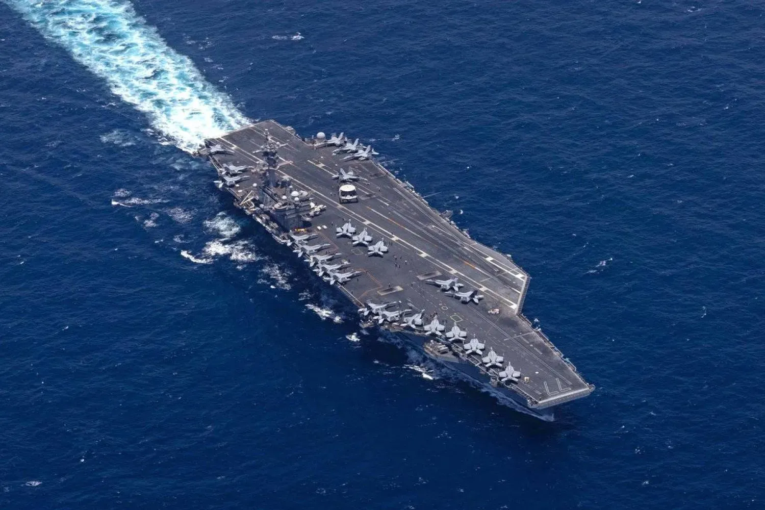 USS George H.W. Bush uçak gemisi dün Arap Denizi'nden geçerken (CENTCOM)