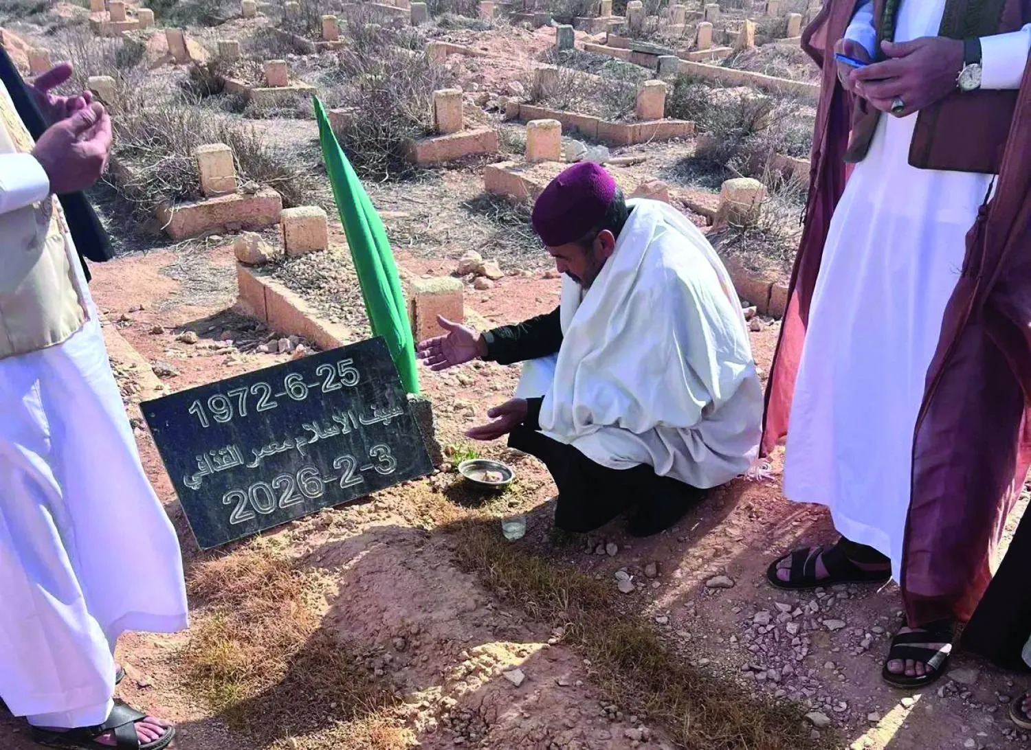 العجمي العتيري الآمر السابق لكتيبة «أبو بكر الصديق» أمام قبر سيف الإسلام القذافي (صفحة العتيري على موقع فيسبوك)