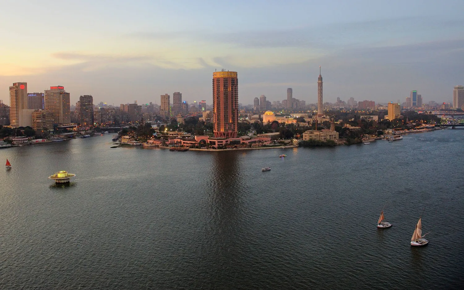 ارتفع قطاع المطاعم والفنادق في مصر بنسبة 8.3 في المائة خلال الربع الثالث من العام المالي الحالي وقطاع التشييد والبناء حقق نمواً بنسبة 5.6 في المائة (إكس)