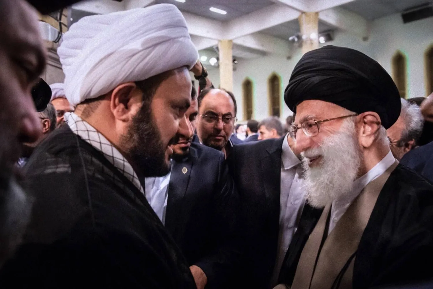 المرشد الإيراني السابق علي خامنئي ورئيس فصيل «النجباء» أكرم الكعبي في طهران خلال ديسمبر 2018 (موقع المرشد)