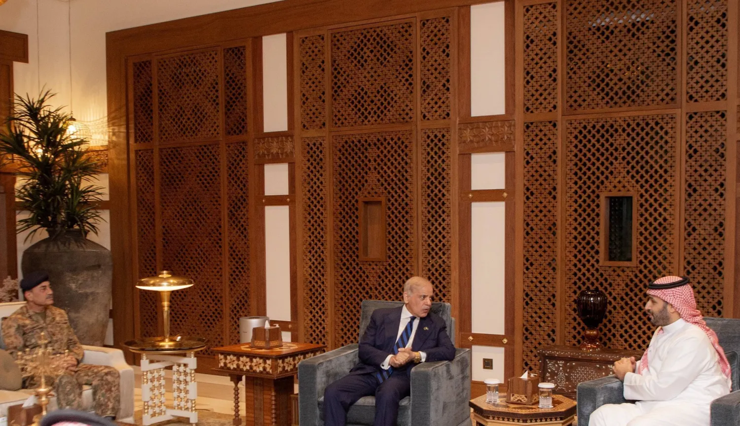 جانب من لقاء ولي العهد السعودي الأمير محمد بن سلمان مع رئيس الوزراء الباكستاني وقائد الجيش في جدة مارس 2026 (واس)