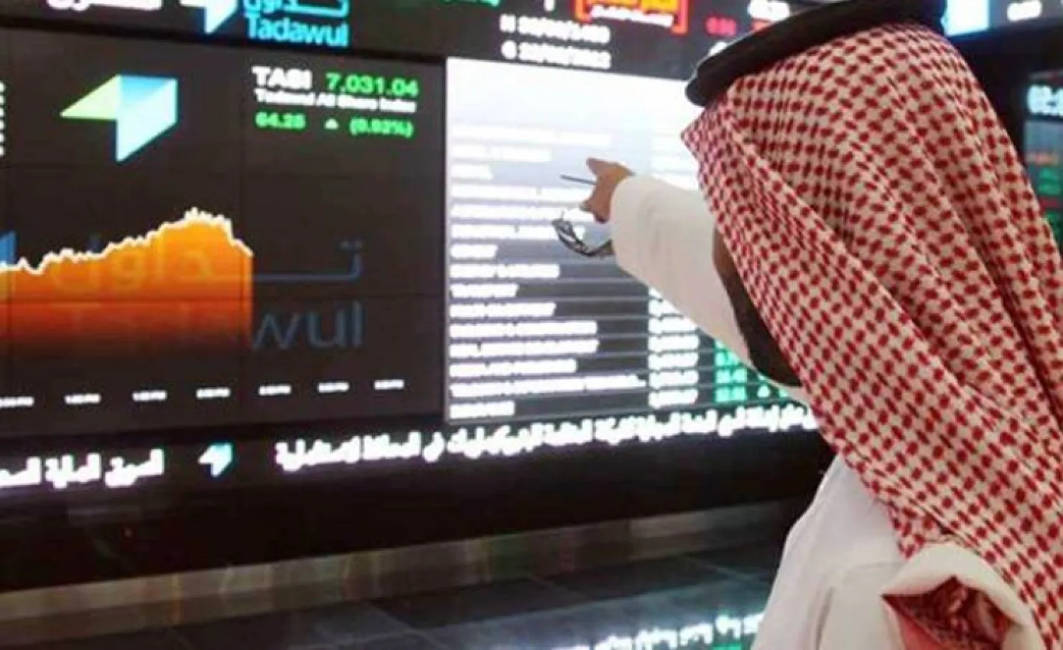 متداول في السوق المالية السعودية (رويترز)