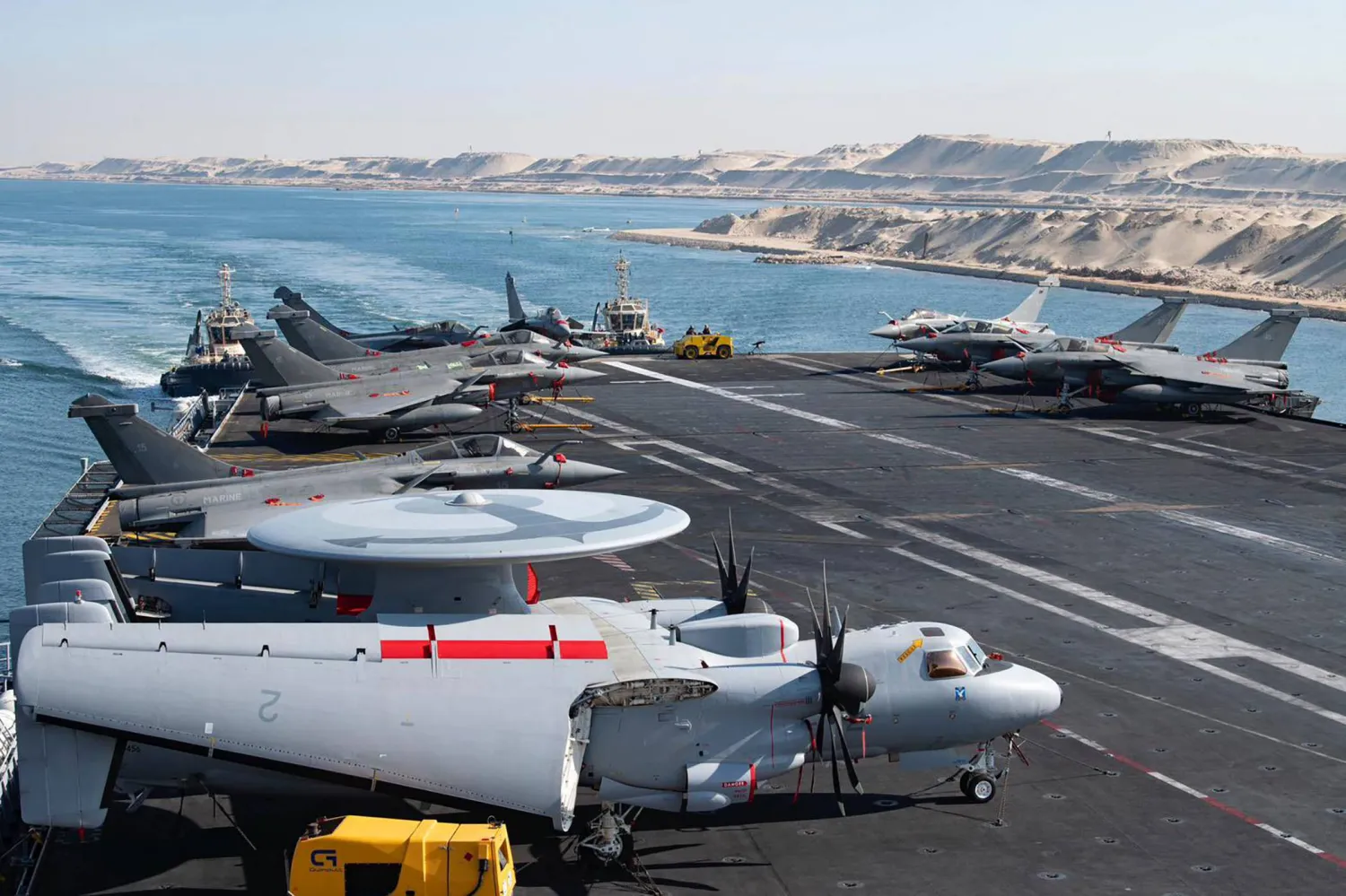 صورة نشرتها البحرية الوطنية الفرنسية في 6 مايو 2026 تُظهر سطح الطيران لحاملة الطائرات «شارل ديغول» خلال عبورها قناة السويس في طريقها إلى جنوب البحر الأحمر
