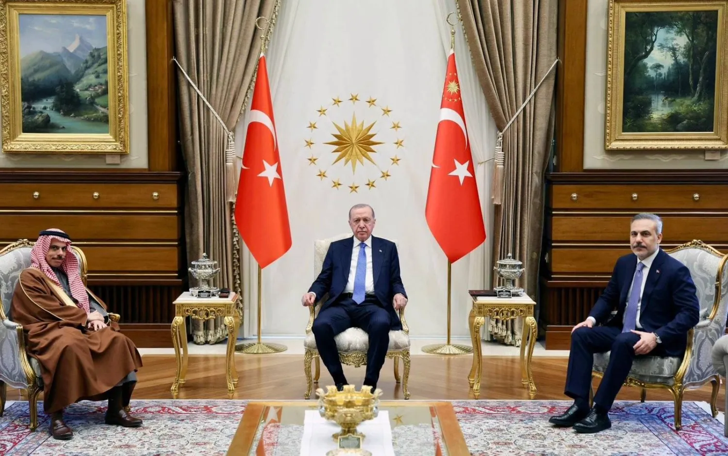 الرئيس التركي لدى استقباله وزير الخارجية السعودي بحضور نظيره التركي في أنقرة الأربعاء (واس)