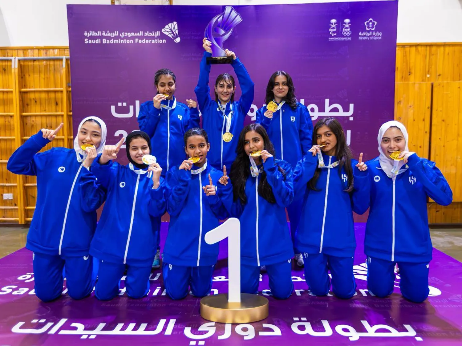 لاعبات فريق الهلال لحظة تتويجهم باللقب (الشرق الأوسط)