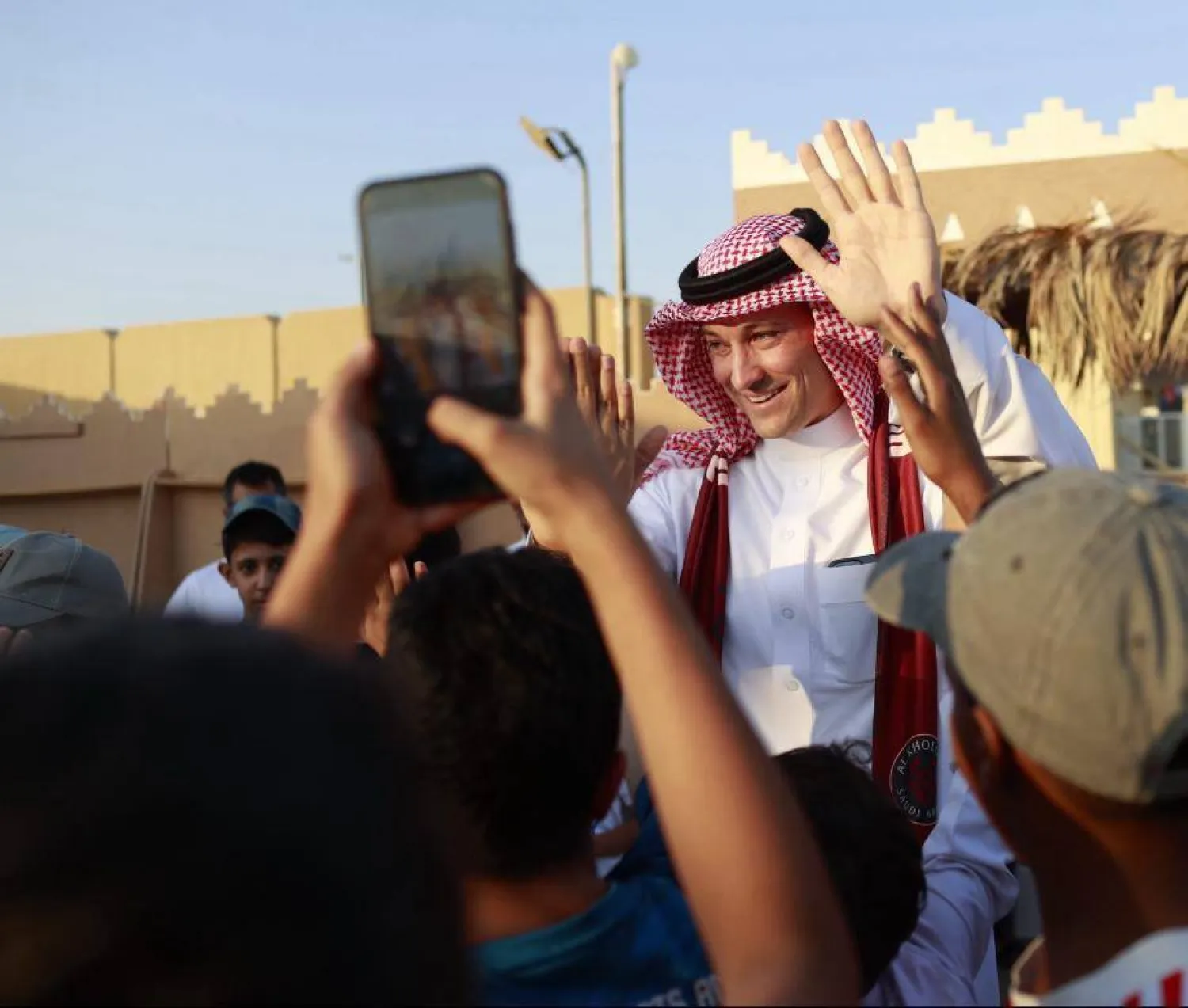 بن هاربورغ بالزي السعودي في إحدى المناسبات الرياضية (موقع النادي)