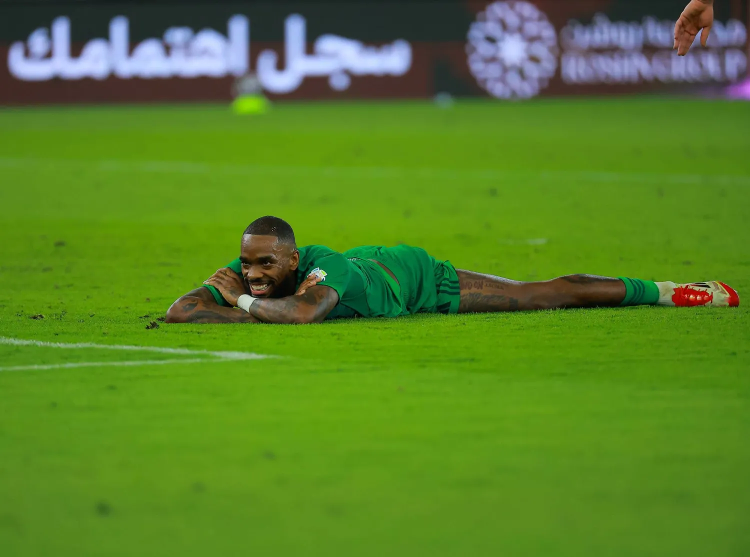 توني ممازحا زملاءه بعد نهاية مباراتهم أمام الفتح (تصوير: محمد المانع)