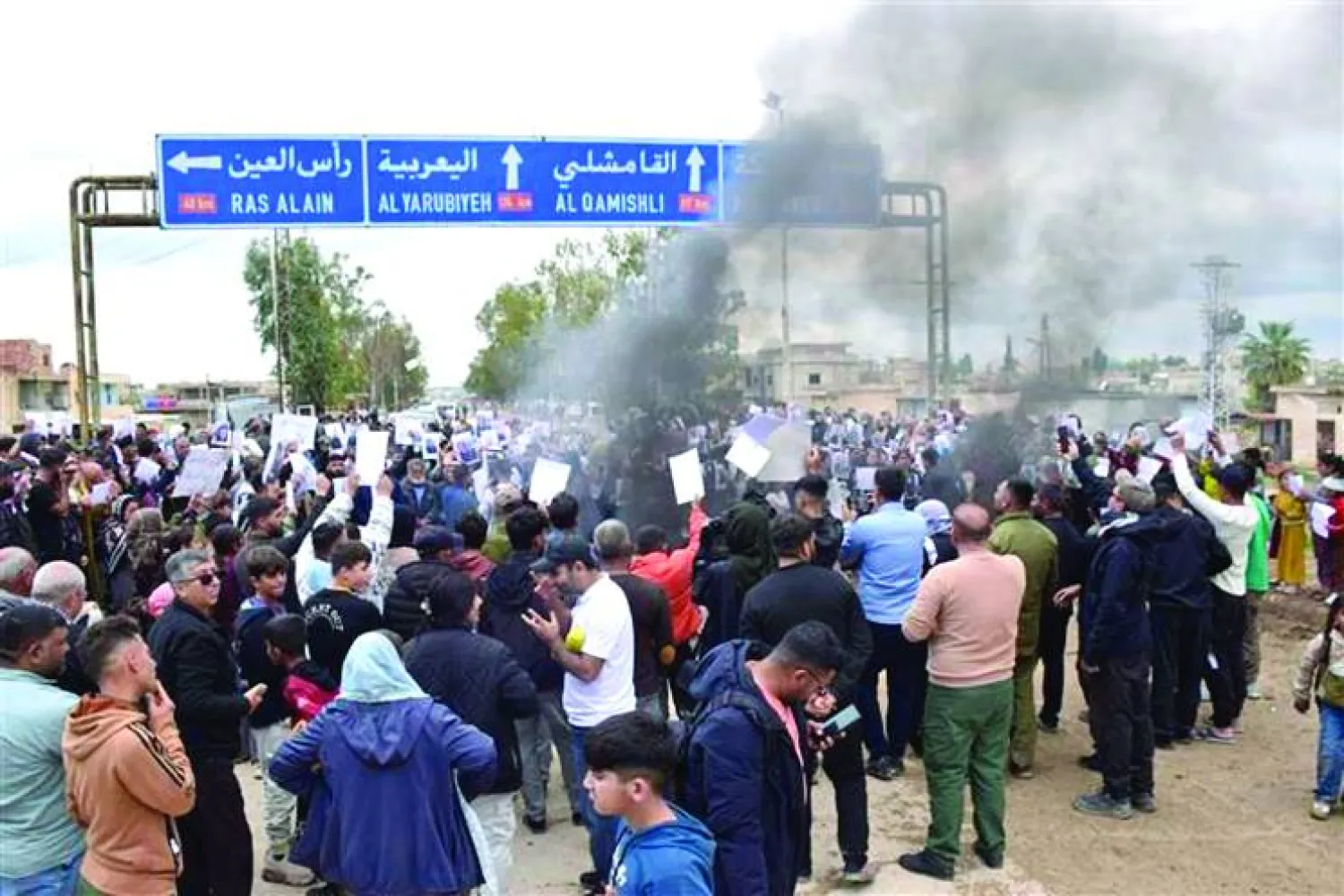 
مظاهرة أهالي المعتقلين عند الطريق الدولي في الحسكة (وكالة هاوار)