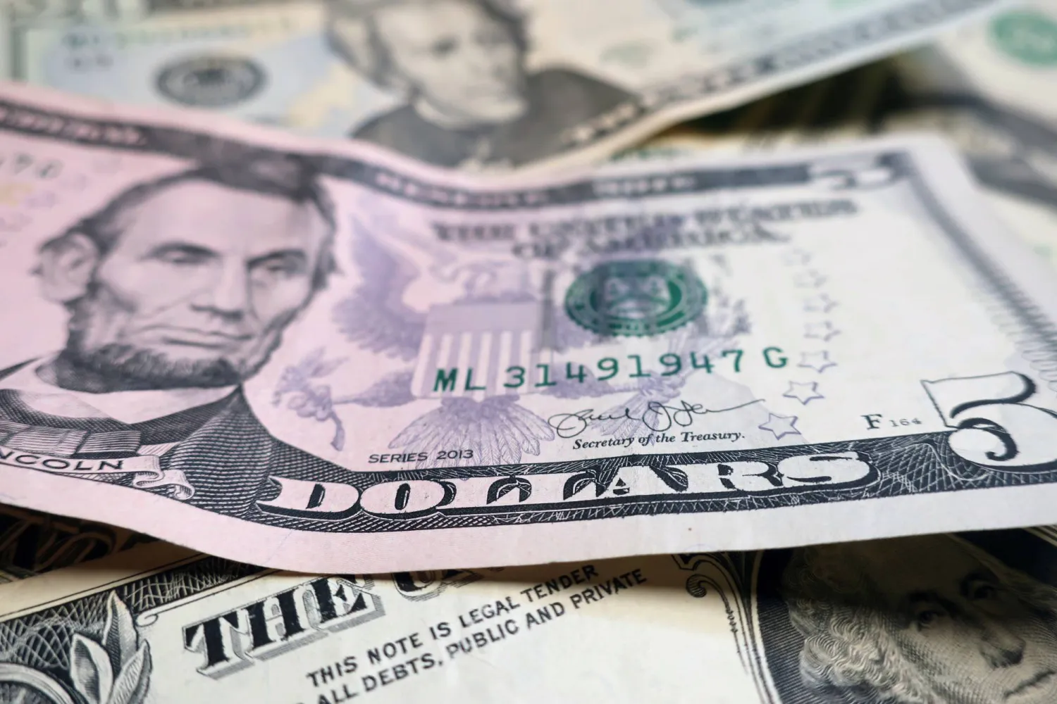 أوراق نقدية من الدولار الأميركي (أ.ب)