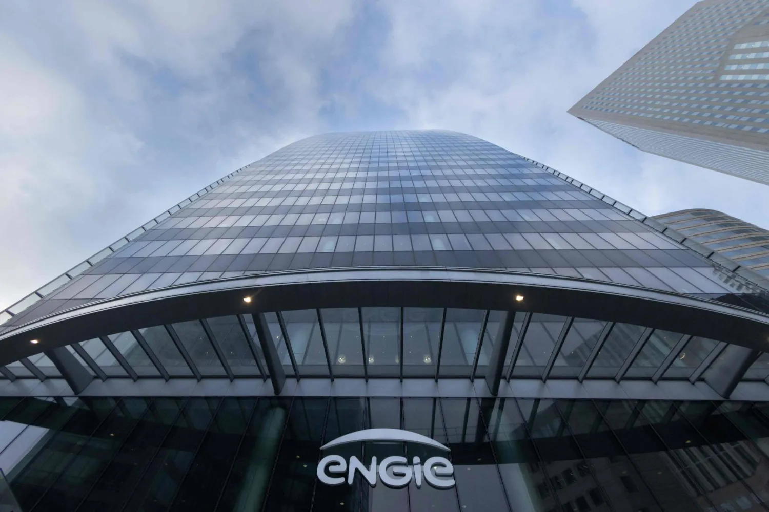 (FILES) This photograph shows the "Tour First" also known as "Tour CB31", headquarters to French multinational energy group Engie, in the La Defense business district in Courbevoie, western suburb of Paris, on March 25, 2025. (Photo by JOEL SAGET / AFP)
