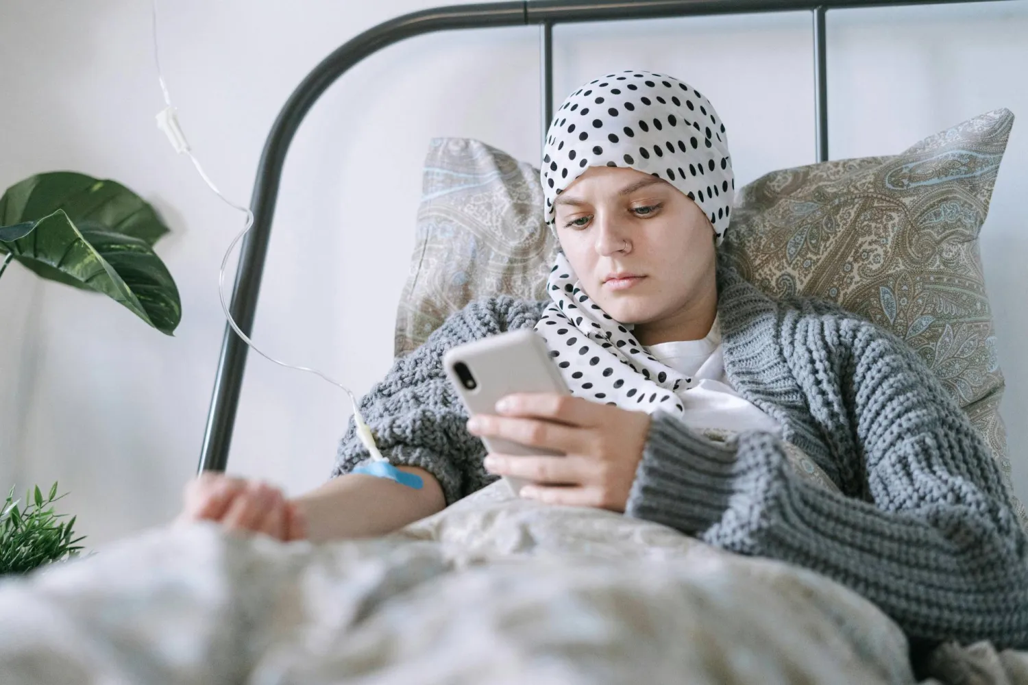 كثير من الأشخاص يجدون صعوبة في التحدث مع شخص مقرب مصاب بالسرطان (بيكسلز)