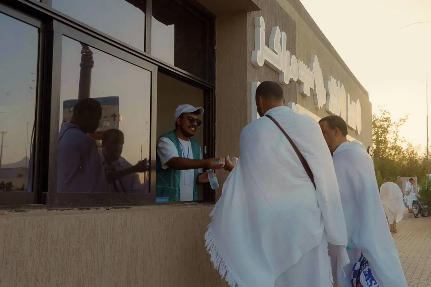 أحد مراكز «سقيا» تسلم حاجاً وجبة في مشعر مزدلفة (الشرق الأوسط)