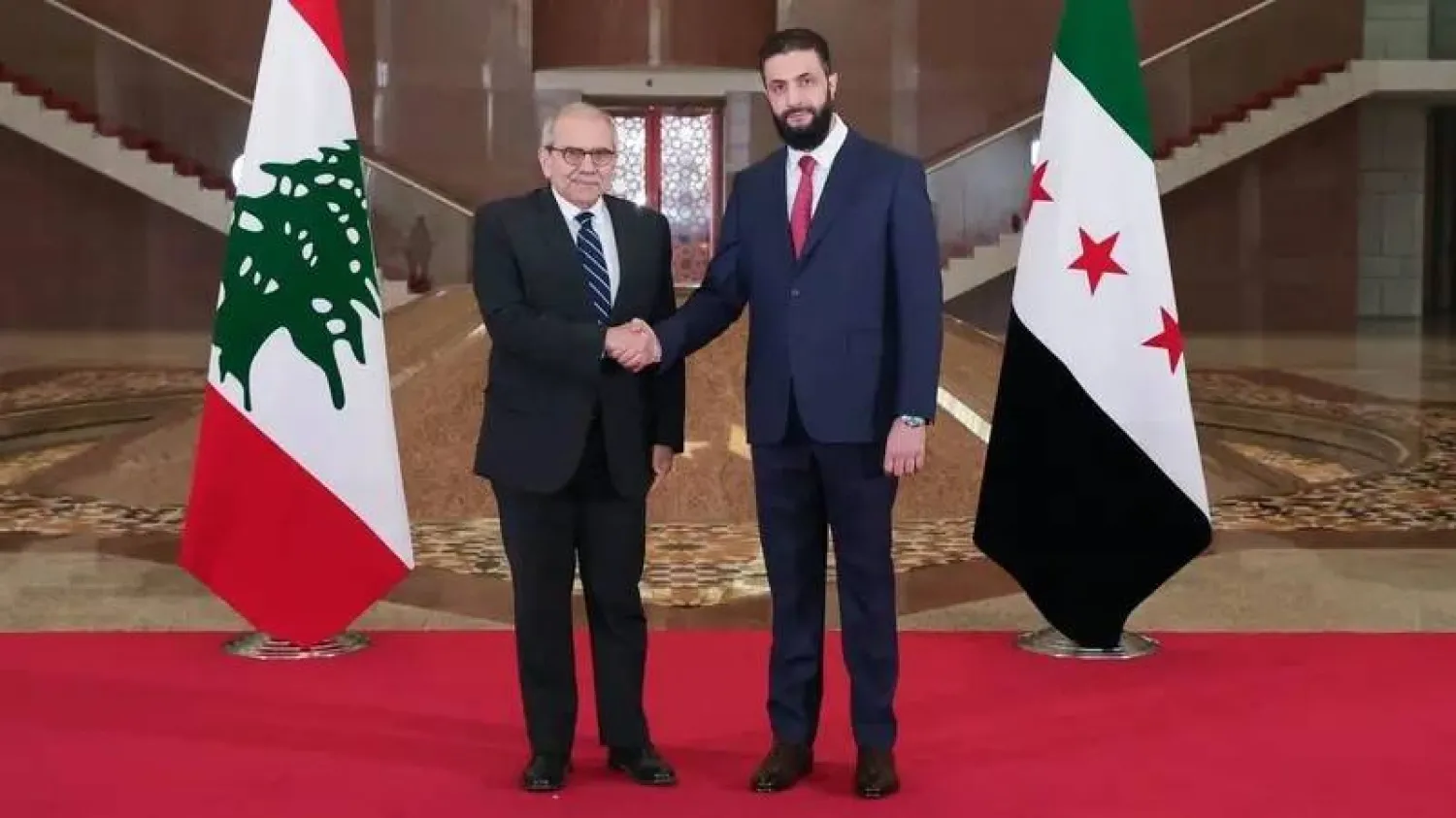 الرئيس السوري أحمد الشرع يستقبل رئيس الحكومة اللبنانية نواف سلام في عام 2025 بدمشق (أرشيفية-أ.ف.ب)