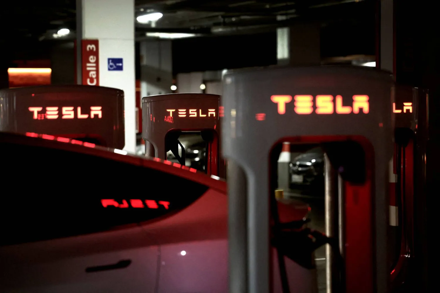FILE PHOTO: A Tesla electric vehicle is charged at a Tesla Supercharger battery charging station in Barakaldo, Spain, March 29, 2025. REUTERS/Vincent West/File Photo