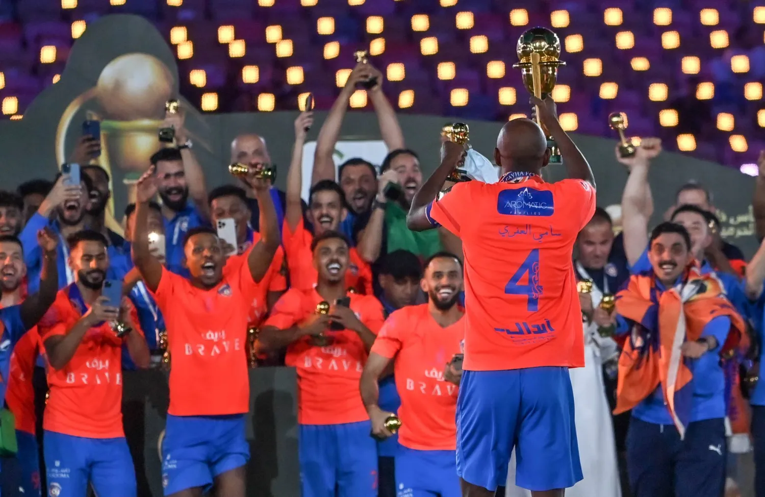 لاعبو الفيحاء خلال احتفاليتهم بلقب كأس الملك عام 2022 (تصوير: علي خمج)