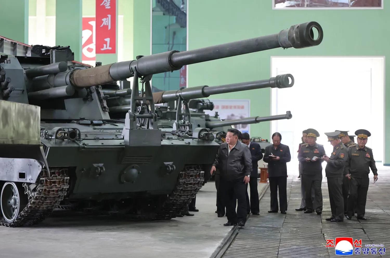 Kim Jong Un, 60 kilometreden fazla menzile sahip, yeni 155 mm kendinden tahrikli obüs topçu silahlarını inceledi (AP)