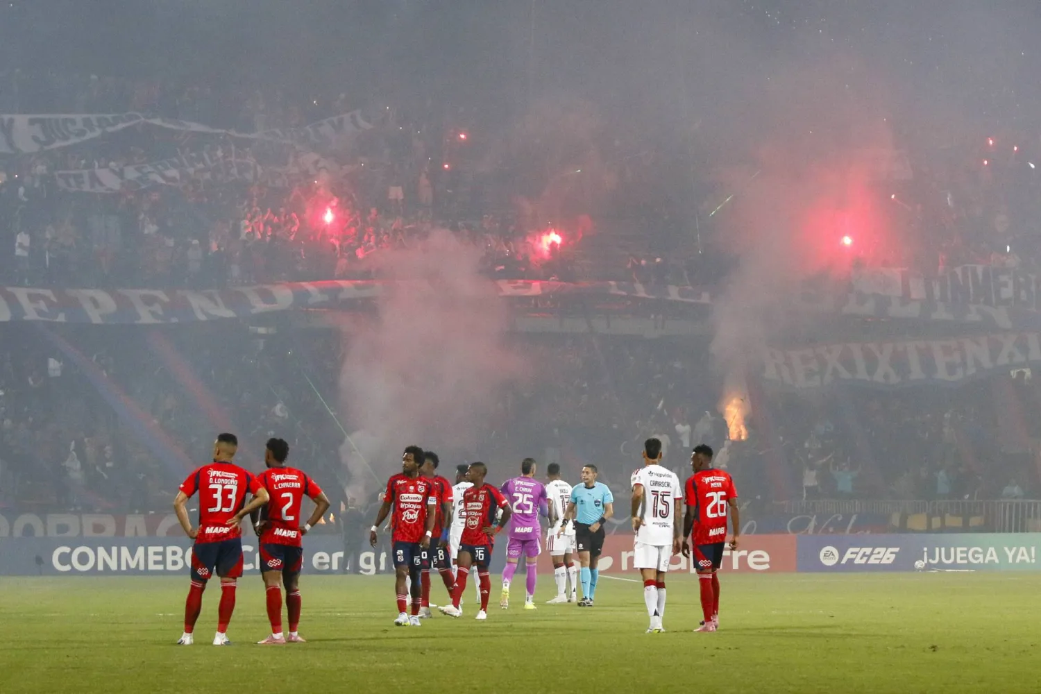 شغب الجماهير ألغى مباراة إندبندينتي ميديلين الكولومبي وضيفه فلامنغو البرازيلي (إ.ب.أ)