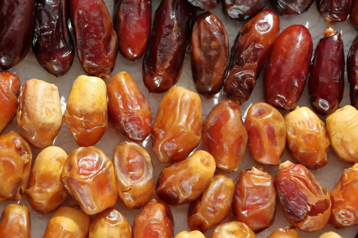 التمر الطازج يُعدّ خياراً مثالياً كوجبة خفيفة صحية (بيكسلز)