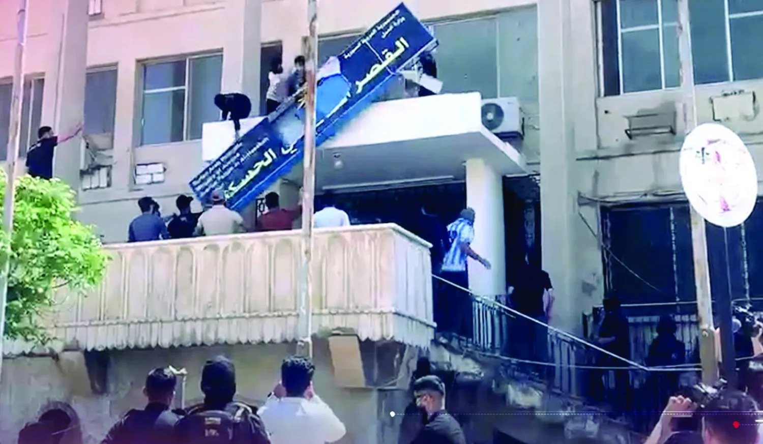 إنزال اللوحة التعريفية بعد الهجوم على قصر العدل في الحسكة لأنها لم تتضمن اللغة الكردية الخميس (ولات)